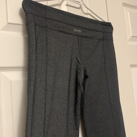 Calvin Klein Medium size. - Picture 3 of 8